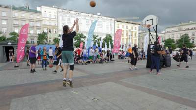 Co oni wyrabiali na Rynku, nawet deszcz ich nie zniechęcił - zdjęcie 11