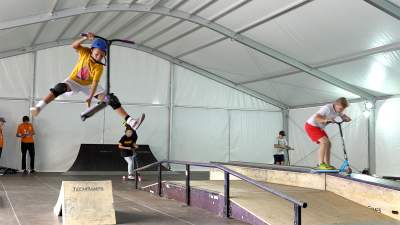 Co oni wyrabiali na Rynku, nawet deszcz ich nie zniechęcił - zdjęcie 30