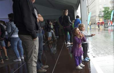 Co oni wyrabiali na Rynku, nawet deszcz ich nie zniechęcił - zdjęcie 20