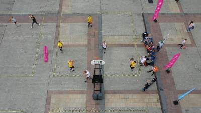 Co oni wyrabiali na Rynku, nawet deszcz ich nie zniechęcił - zdjęcie 4