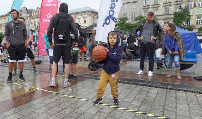 Co oni wyrabiali na Rynku, nawet deszcz ich nie zniechęcił - zdjęcie 29