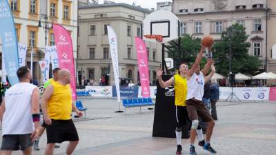 Co oni wyrabiali na Rynku, nawet deszcz ich nie zniechęcił - zdjęcie 5