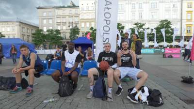 Co oni wyrabiali na Rynku, nawet deszcz ich nie zniechęcił - zdjęcie 12