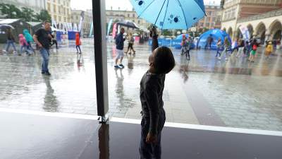 Co oni wyrabiali na Rynku, nawet deszcz ich nie zniechęcił - zdjęcie 24