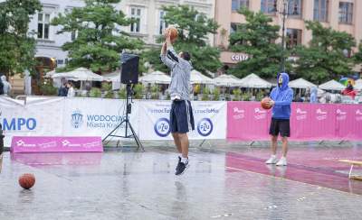 Co oni wyrabiali na Rynku, nawet deszcz ich nie zniechęcił - zdjęcie 8