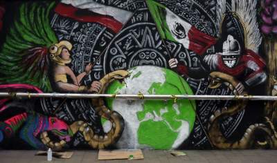 W centrum Krakowa husarz na anakondzie ratuje Ziemię - zdjęcie 17