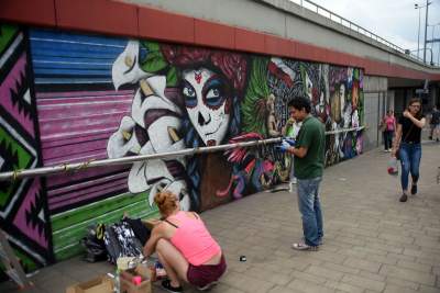 W centrum Krakowa husarz na anakondzie ratuje Ziemię - zdjęcie 9