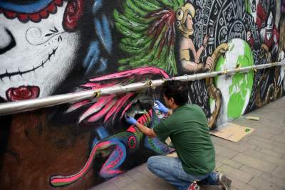 W centrum Krakowa husarz na anakondzie ratuje Ziemię - zdjęcie 19