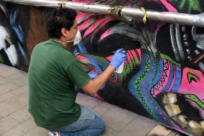 W centrum Krakowa husarz na anakondzie ratuje Ziemię - zdjęcie 11