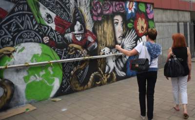 W centrum Krakowa husarz na anakondzie ratuje Ziemię - zdjęcie 14