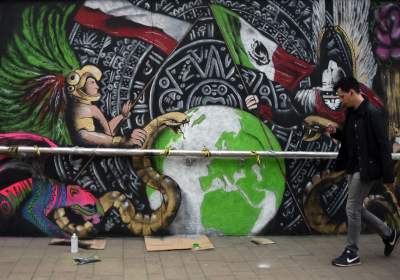 W centrum Krakowa husarz na anakondzie ratuje Ziemię - zdjęcie 13