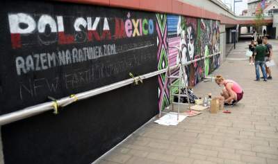 W centrum Krakowa husarz na anakondzie ratuje Ziemię - zdjęcie 7