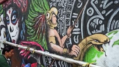 W centrum Krakowa husarz na anakondzie ratuje Ziemię - zdjęcie 12