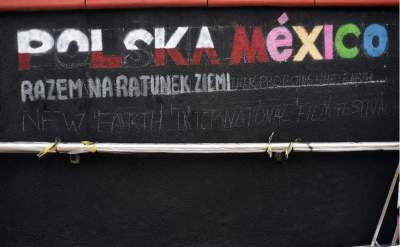 W centrum Krakowa husarz na anakondzie ratuje Ziemię - zdjęcie 6