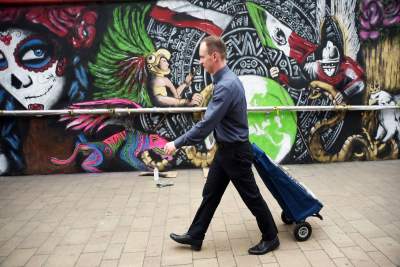 W centrum Krakowa husarz na anakondzie ratuje Ziemię - zdjęcie 15