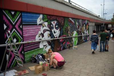 W centrum Krakowa husarz na anakondzie ratuje Ziemię - zdjęcie 3