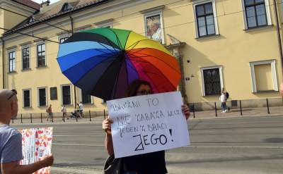 Niemy protest przed krakowską kurią po skandalicznej wypowiedzi metropolity - zdjęcie 20