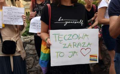 Niemy protest przed krakowską kurią po skandalicznej wypowiedzi metropolity - zdjęcie 14