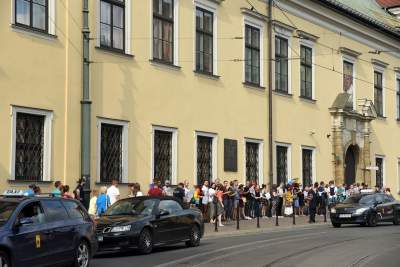 Niemy protest przed krakowską kurią po skandalicznej wypowiedzi metropolity - zdjęcie 2