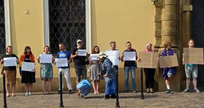 Niemy protest przed krakowską kurią po skandalicznej wypowiedzi metropolity - zdjęcie 1