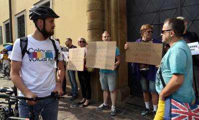 Niemy protest przed krakowską kurią po skandalicznej wypowiedzi metropolity - zdjęcie 4