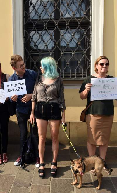 Niemy protest przed krakowską kurią po skandalicznej wypowiedzi metropolity - zdjęcie 7