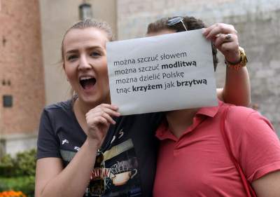 Niemy protest przed krakowską kurią po skandalicznej wypowiedzi metropolity - zdjęcie 16