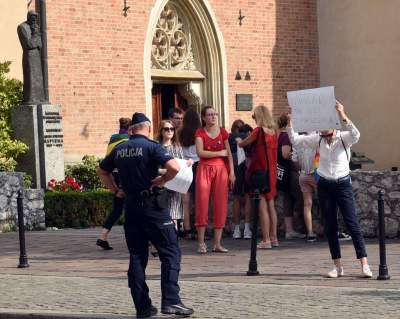 Niemy protest przed krakowską kurią po skandalicznej wypowiedzi metropolity - zdjęcie 5