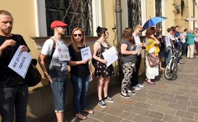 Niemy protest przed krakowską kurią po skandalicznej wypowiedzi metropolity - zdjęcie 3