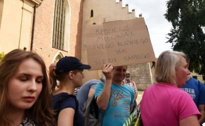 Niemy protest przed krakowską kurią po skandalicznej wypowiedzi metropolity - zdjęcie 12