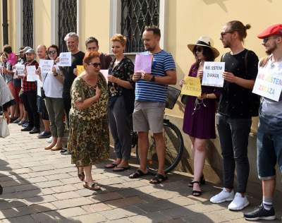 Niemy protest przed krakowską kurią po skandalicznej wypowiedzi metropolity - zdjęcie 8