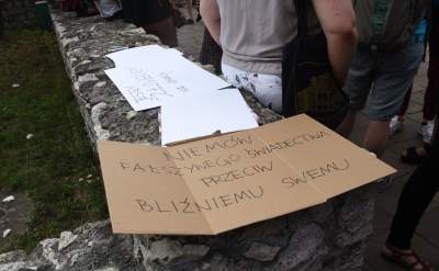 Niemy protest przed krakowską kurią po skandalicznej wypowiedzi metropolity - zdjęcie 15