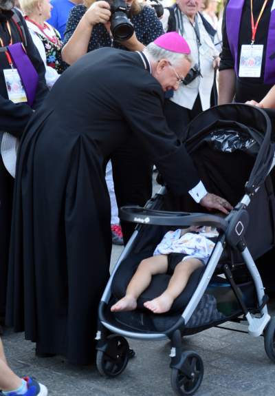 Zgotowali owację dla arcybiskupa Jędraszewskiego - zdjęcie 11