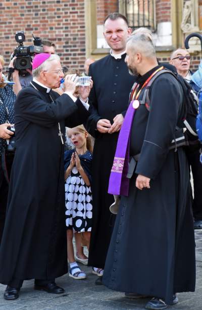 Zgotowali owację dla arcybiskupa Jędraszewskiego - zdjęcie 10