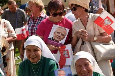 Wiec poparcia dla arcybiskupa. Im słowa o "tęczowej zarazie" się podobają - zdjęcie 12