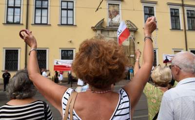 Wiec poparcia dla arcybiskupa. Im słowa o "tęczowej zarazie" się podobają - zdjęcie 21