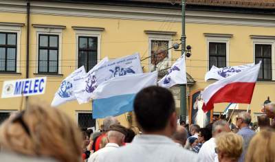 Wiec poparcia dla arcybiskupa. Im słowa o "tęczowej zarazie" się podobają - zdjęcie 22