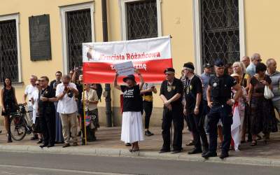 Wiec poparcia dla arcybiskupa. Im słowa o "tęczowej zarazie" się podobają - zdjęcie 26