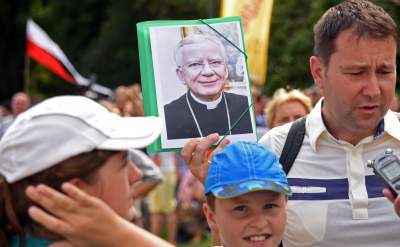 Wiec poparcia dla arcybiskupa. Im słowa o "tęczowej zarazie" się podobają - zdjęcie 18