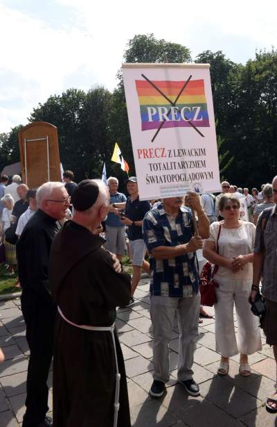 Wiec poparcia dla arcybiskupa. Im słowa o "tęczowej zarazie" się podobają - zdjęcie 16