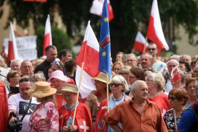 Wiec poparcia dla arcybiskupa. Im słowa o "tęczowej zarazie" się podobają - zdjęcie 28