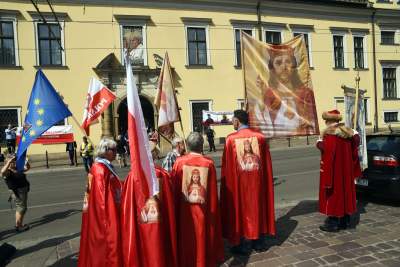 Wiec poparcia dla arcybiskupa. Im słowa o "tęczowej zarazie" się podobają - zdjęcie 6