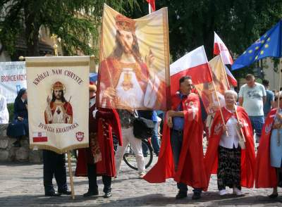 Wiec poparcia dla arcybiskupa. Im słowa o "tęczowej zarazie" się podobają - zdjęcie 1