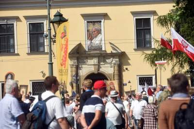 Wiec poparcia dla arcybiskupa. Im słowa o "tęczowej zarazie" się podobają - zdjęcie 3