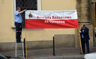 Wiec poparcia dla arcybiskupa. Im słowa o "tęczowej zarazie" się podobają - zdjęcie 5