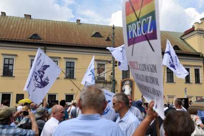 Wiec poparcia dla arcybiskupa. Im słowa o "tęczowej zarazie" się podobają - zdjęcie 17
