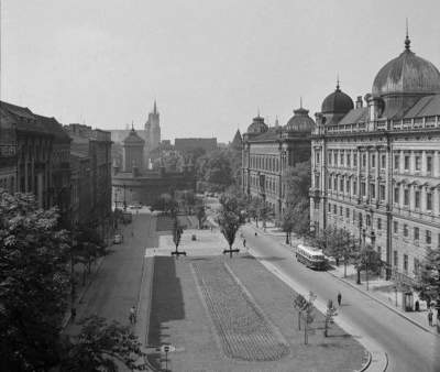 Plac Matejki w roku około 1960. Brak pomnika Grunwaldzkiego, ponieważ został zniszczony po II Wojnie Światowej.