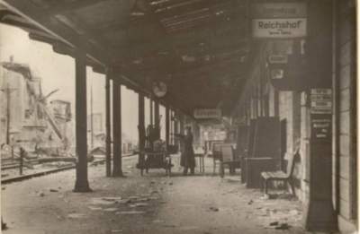 Dworzec Główny  1945 rok. Na fotografii widać zniszczenia, ponieważ zdjęcie wykonano zaraz po wyparciu wojsk niemieckich
