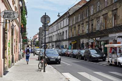 Czas się zatrzymał. Piękna choć zaniedbana ulica... - zdjęcie 3