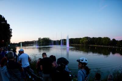 Podświetlane fontanny na Zalewie Nowohuckim - zdjęcie 1